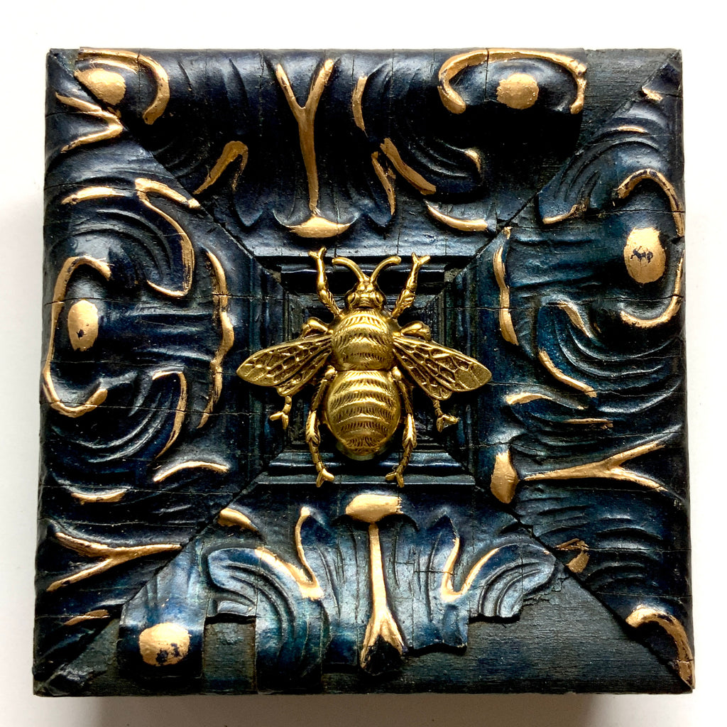 Painted Frame with Grande Bee (4