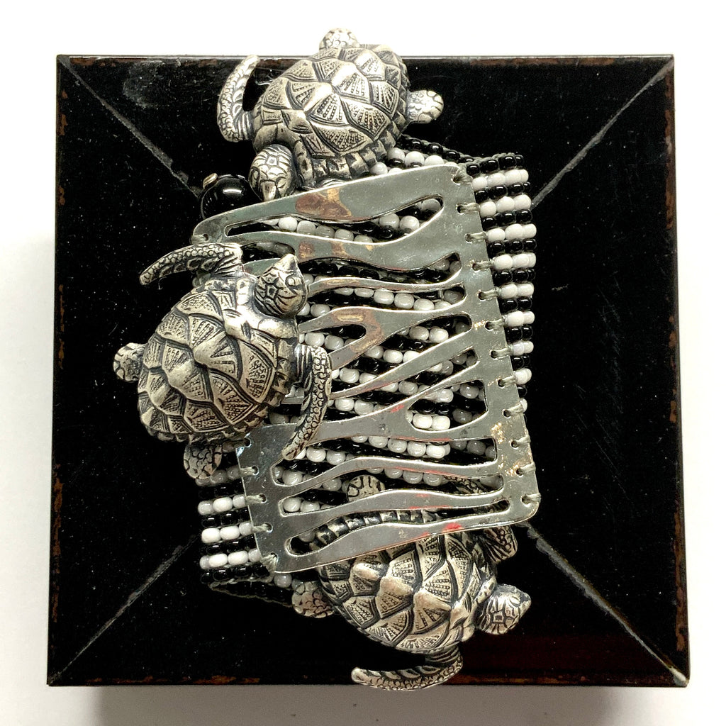 Modern Lacquered Frame with Turtles on Necklace (3