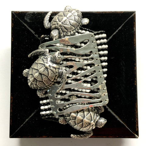 Modern Lacquered Frame with Turtles on Necklace (3