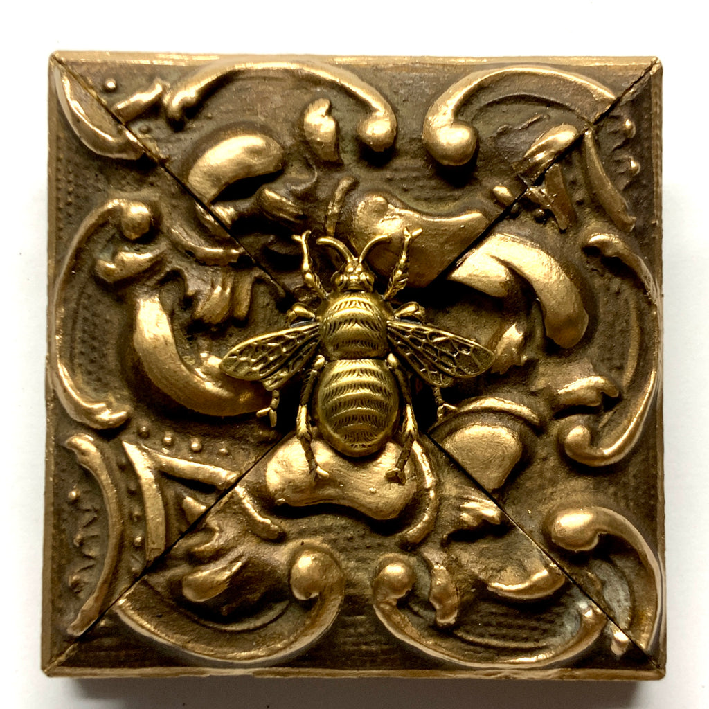 Gilt Frame with Grande Bee (3.75