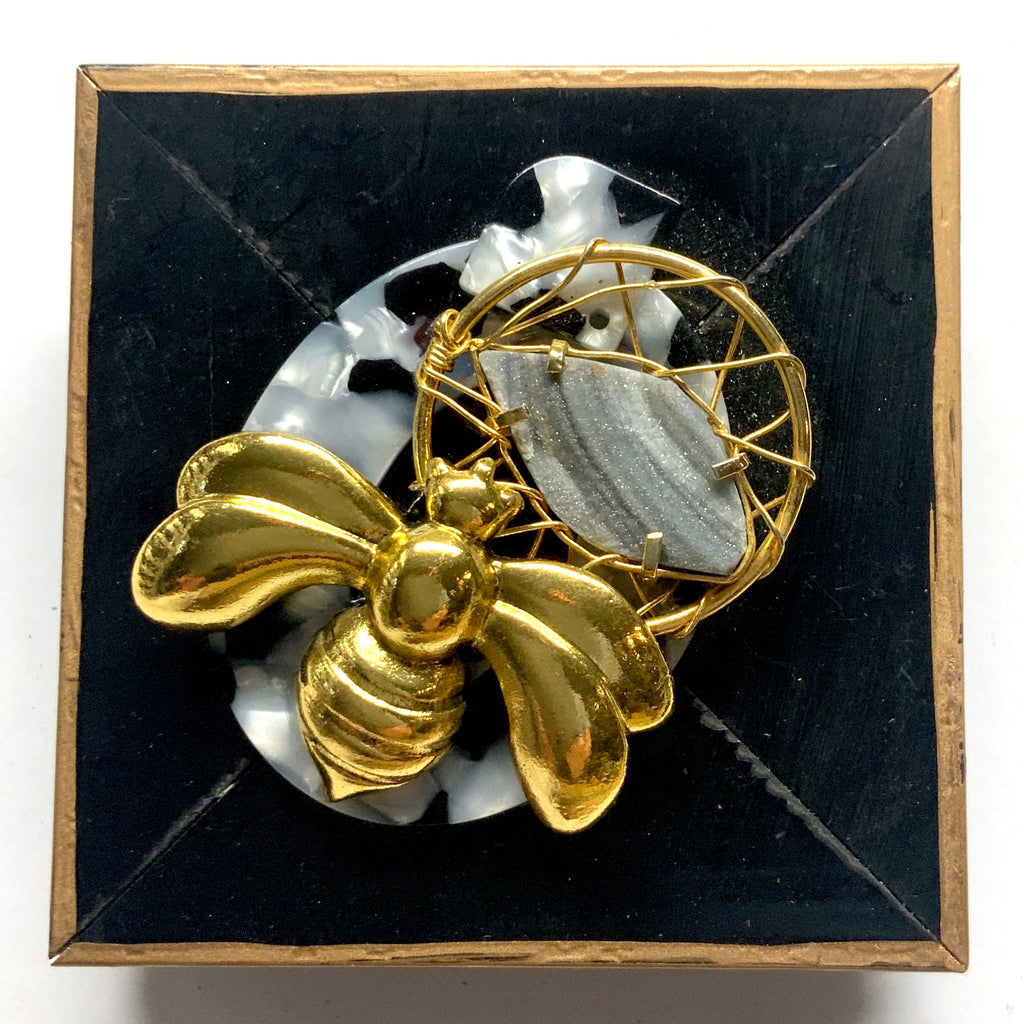 Modern Lacquered Frame with Deco Bee on Brooch (3