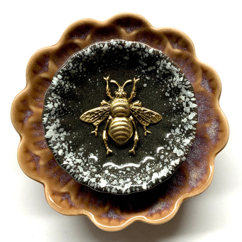 Ceramic Dish Frame with Grande Bee on Ceramic Dish (4